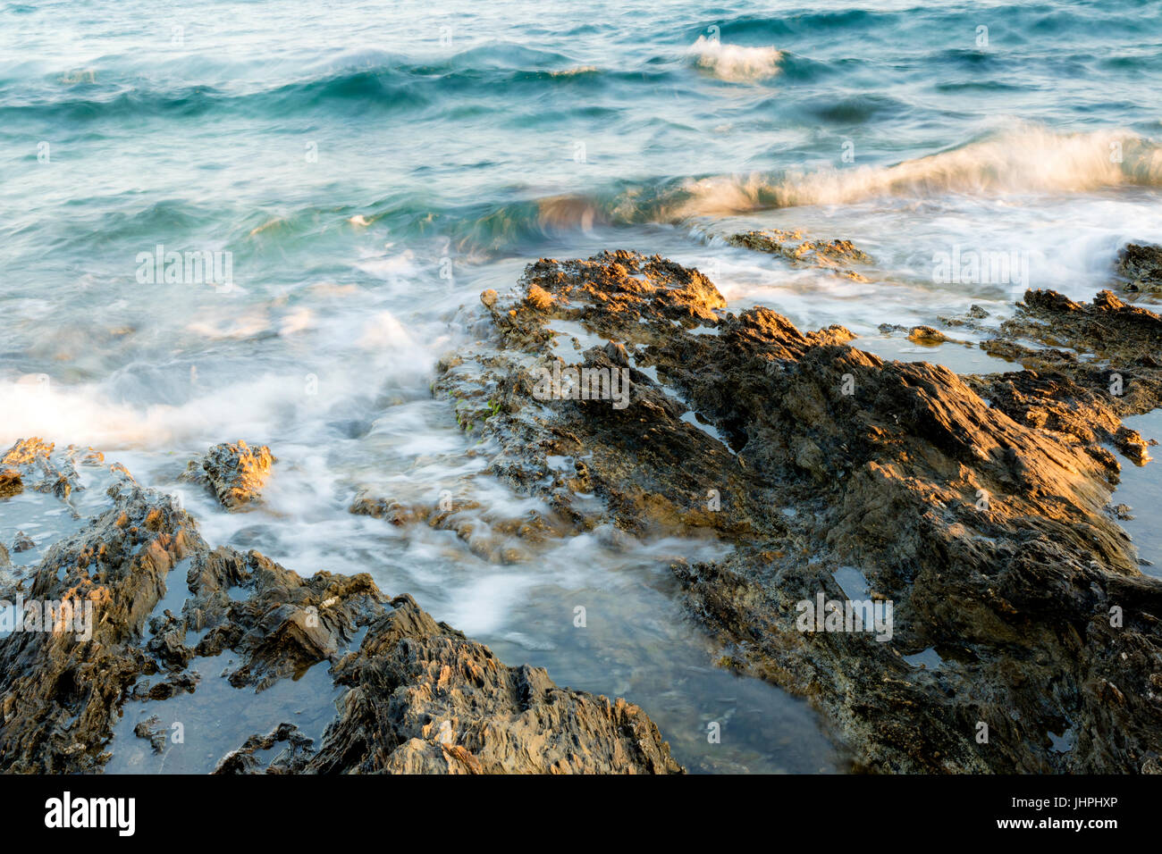Afiladas rocas hechas por el mar Foto de stock