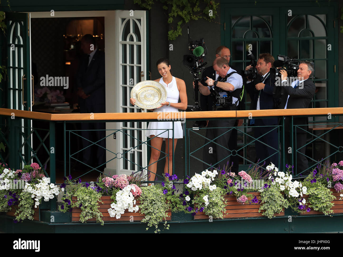 Garbine Muguruza celebra al derrotar a su hermana Venus Williams 7-5 6-0 para ganar el título de Wimbledon en singles femeninos el día doce de los campeonatos de Wimbledon en el All England Lawn Tennis y Croquet Club, el Torneo de Tenis de Wimbledon. Foto de stock