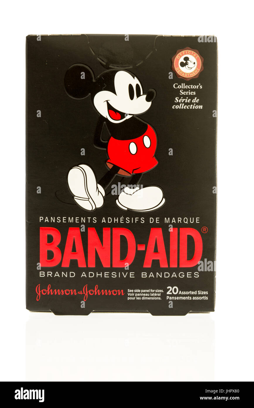 Winneconne, WI - 15 de julio de 2017: un cuadro de Band-Aids con Mickey Mouse en una aislada de fondo. Foto de stock