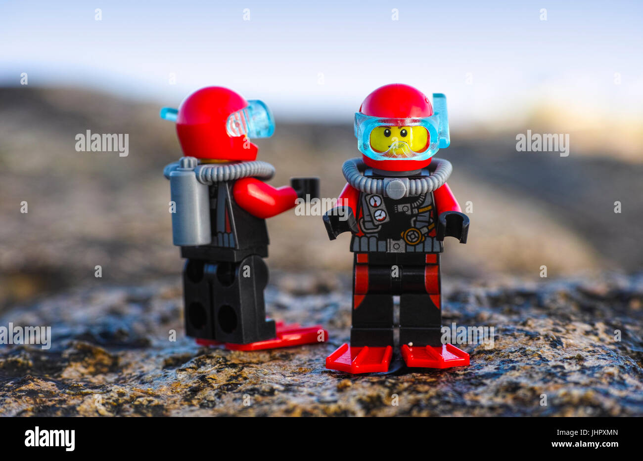 En Paphos, Chipre - Octubre 09, 2016 Dos buzos de Lego minifigures de pie  sobre el mar de rocas Fotografía de stock - Alamy