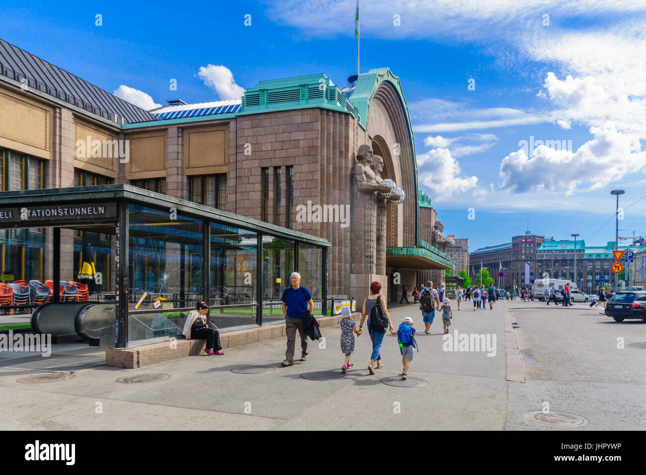 HELSINKI, Finlandia - 17 de junio de 2017: Vista de la estación central de trenes, con los lugareños y visitantes, en Helsinki, Finlandia Foto de stock