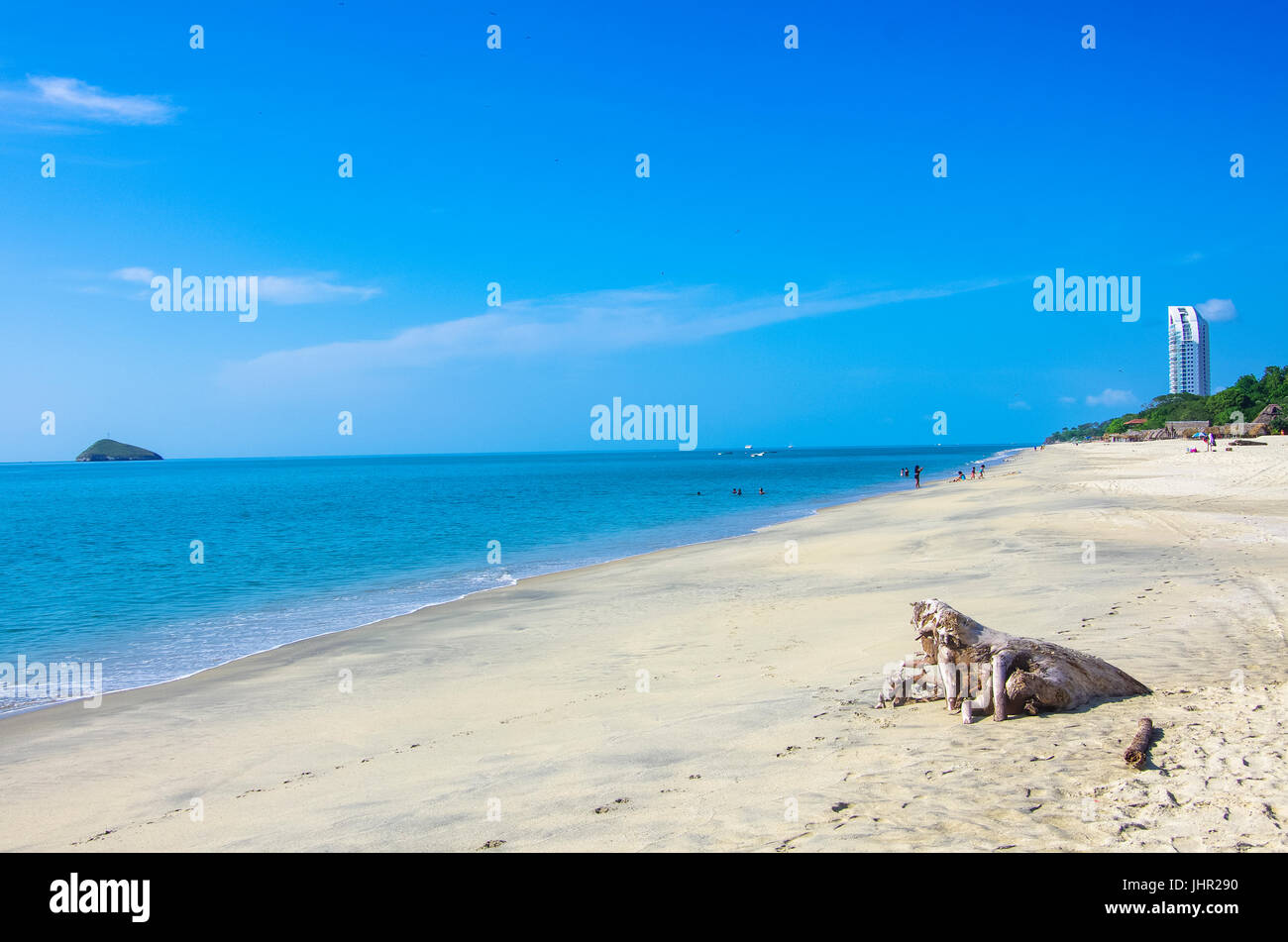 Santa Clara, arena blanca y la subida de la imagen de fondo adoptadas en Panamá Foto de stock