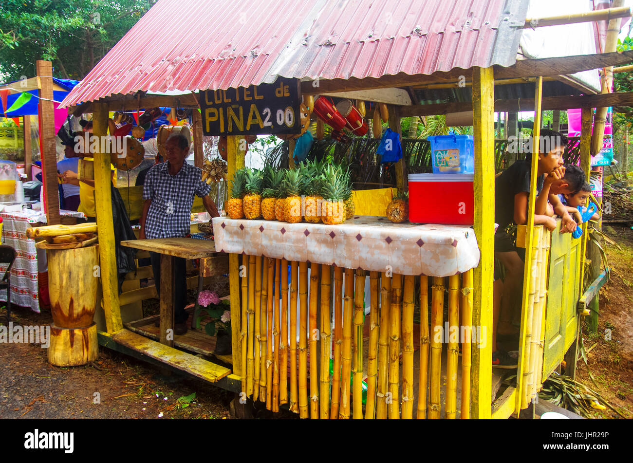 Puesto de frutas venta de cócteles de piña en Panamá Foto de stock