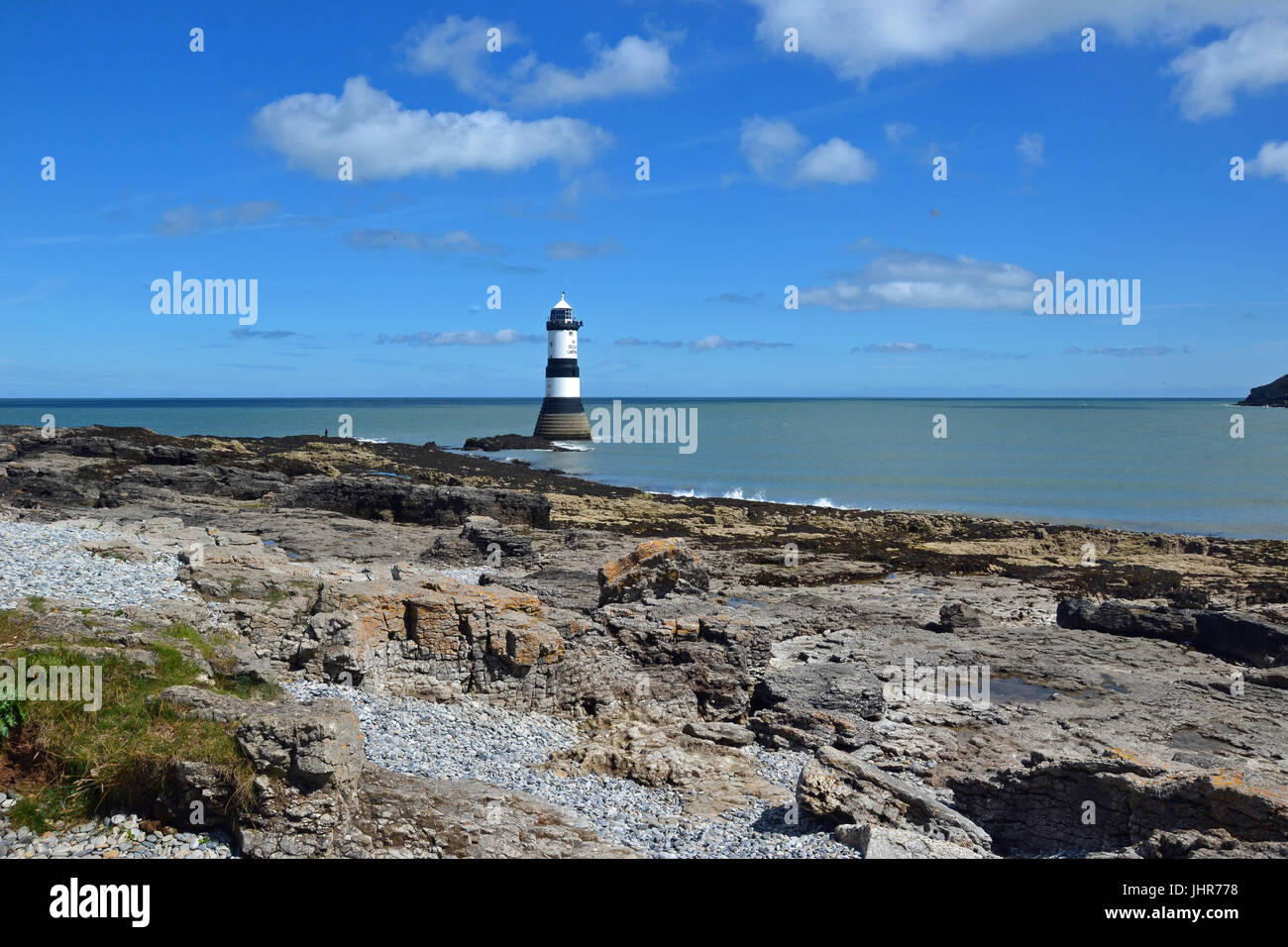 Faro de Penmon Trwyn Du Point, Anglesey, Gales, Reino Unido Foto de stock