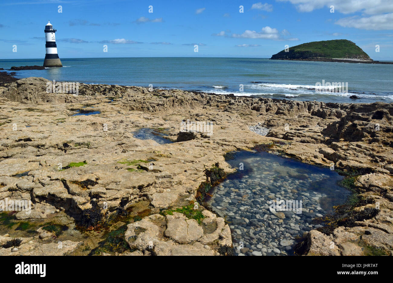 Trwyn Du Faro y frailecillos Penmon Point, Isla de Anglesey, Gales, Reino Unido Foto de stock