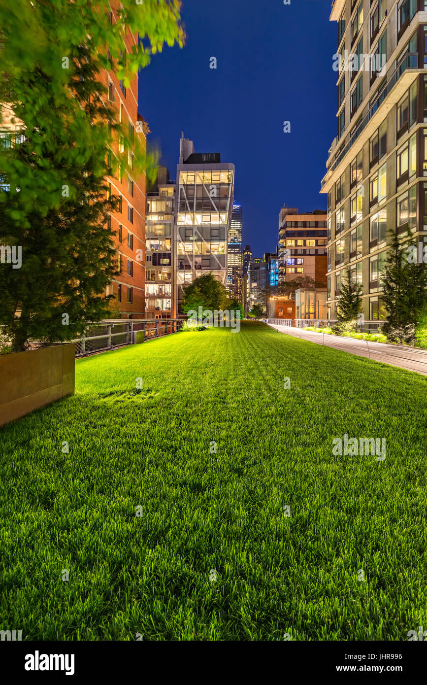 Highline paseo al atardecer con iluminación de alto sube en el Chelsea. Manhattan, Ciudad de Nueva York Foto de stock