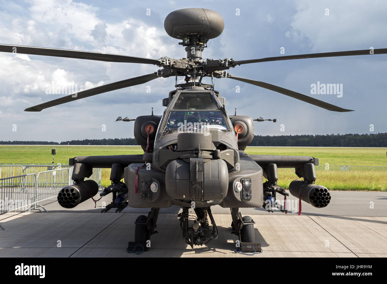 Berlín - jun 2, 2016: el ejército británico de helicópteros de ataque AH-64D en exhibición en el Salón aeronáutico ILA de Berlín Foto de stock