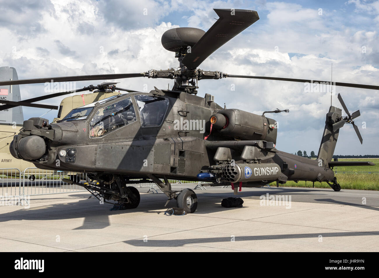 Berlín - jun 2, 2016: el ejército británico de helicópteros de ataque AH-64D en exhibición en el Salón aeronáutico ILA de Berlín Foto de stock