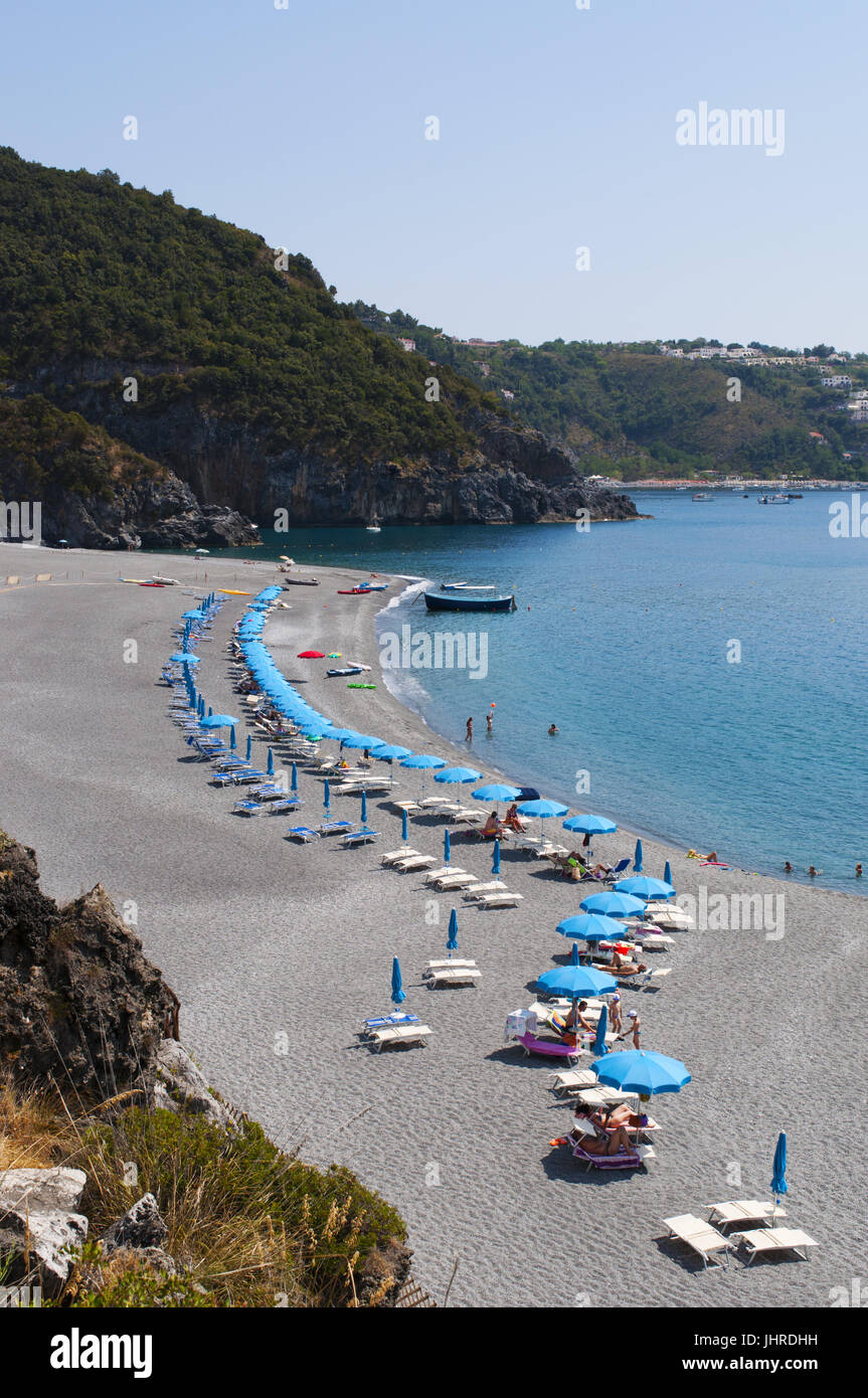 La playa negra de Scoglio dello Scorzone bahía escondida con piedras naturales realizado por las olas durante los siglos en Calabria, sur de Italia Foto de stock