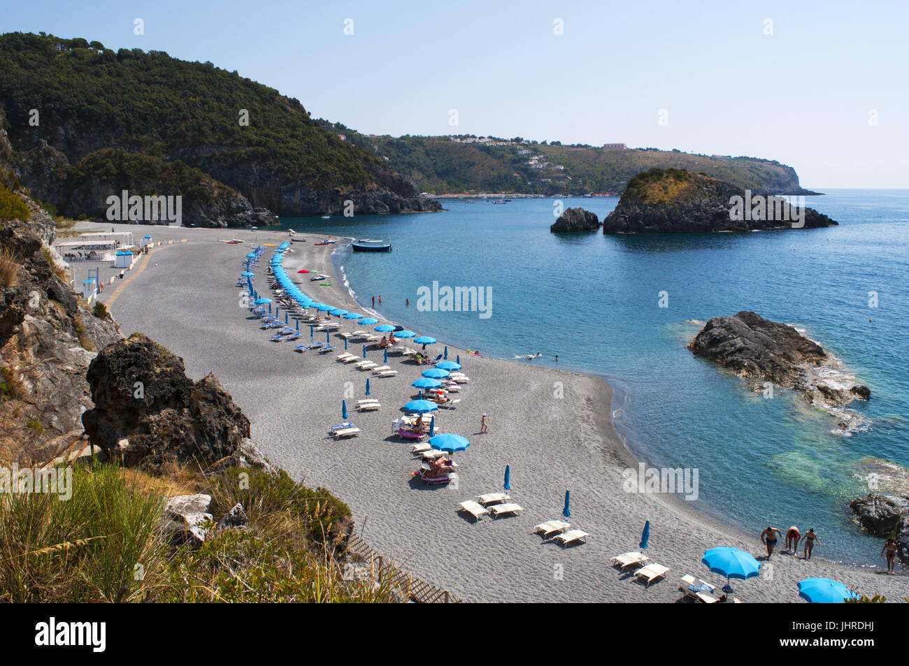 La playa negra de Scoglio dello Scorzone bahía escondida con piedras naturales realizado por las olas durante los siglos en Calabria, sur de Italia Foto de stock