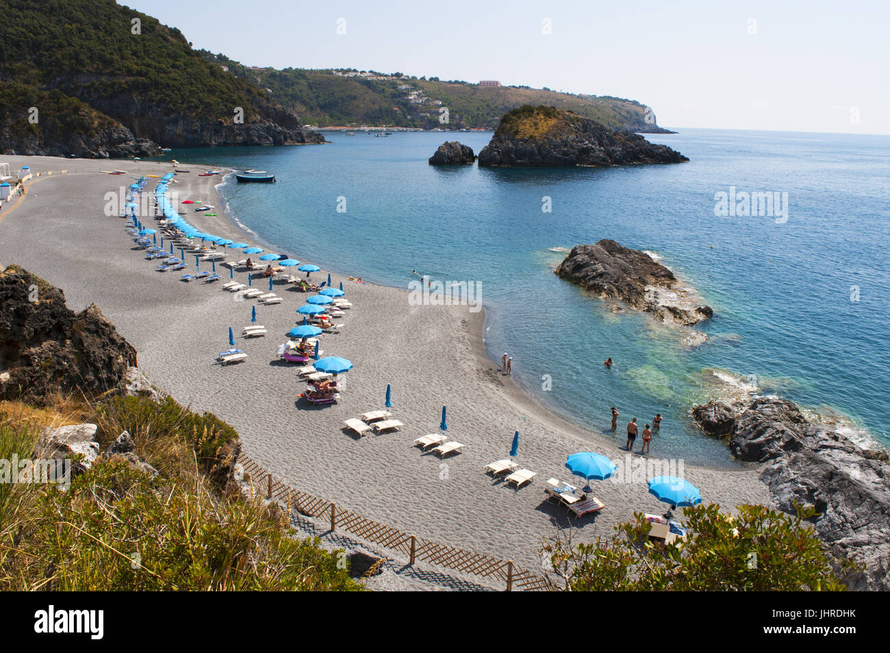 La playa negra de Scoglio dello Scorzone bahía escondida con piedras naturales realizado por las olas durante los siglos en Calabria, sur de Italia Foto de stock