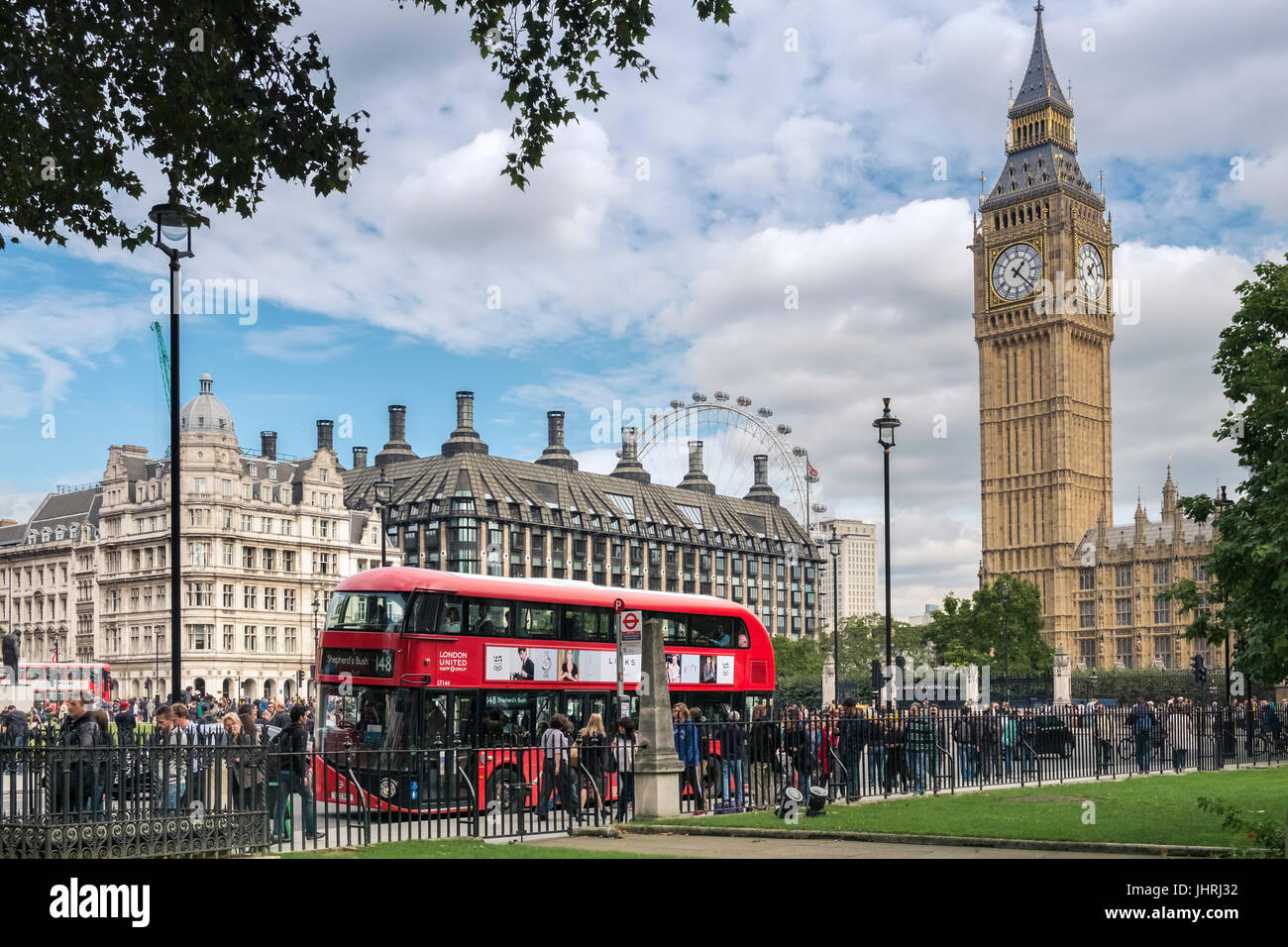 Ocupado multitudes en la Plaza del Parlamento, Big Ben y una red de autobuses de Londres, Westminster, London, England, Reino Unido Foto de stock