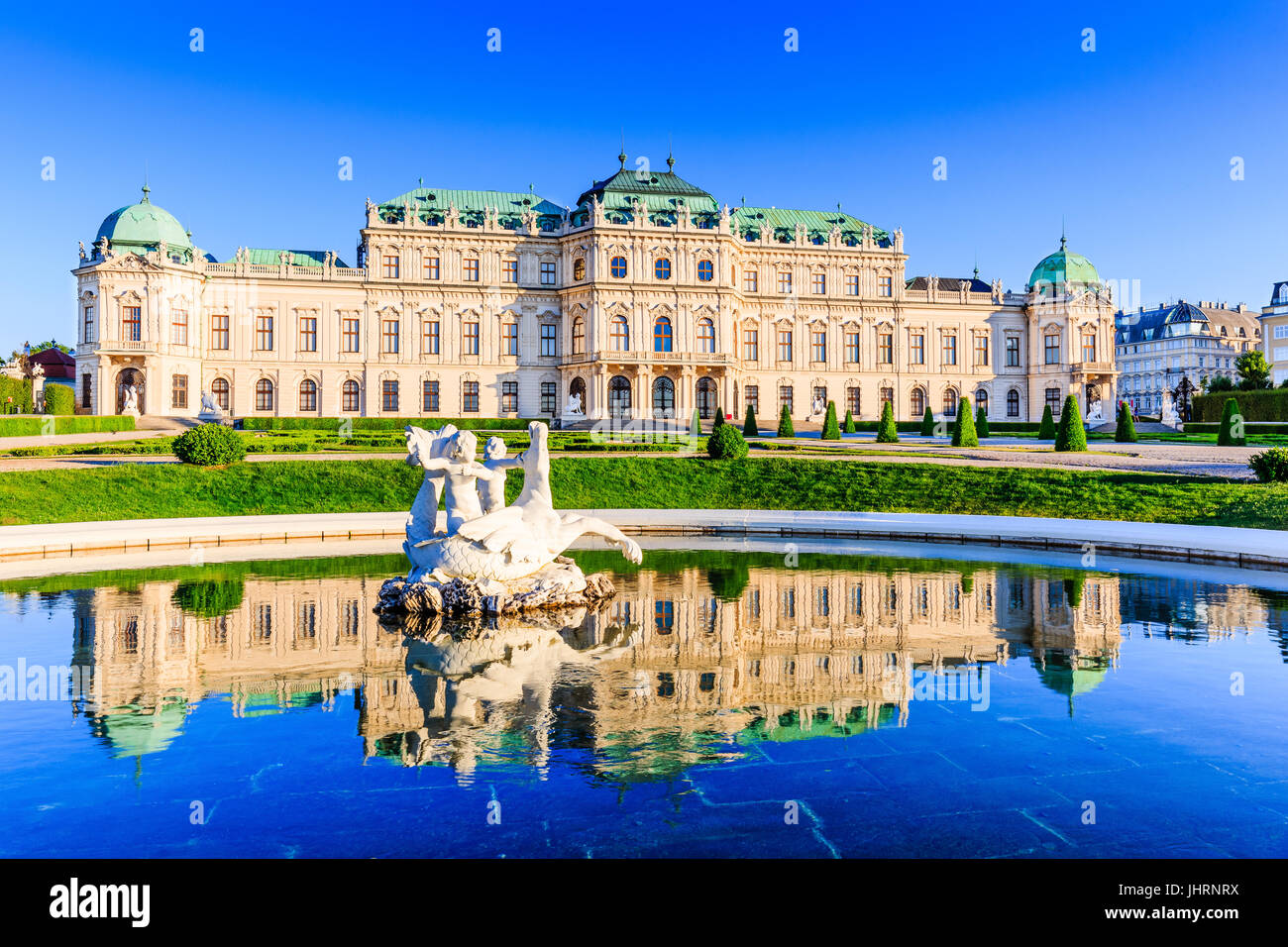 Viena, Austria. El Palacio de Belvedere Superior con reflexión en la fuente de agua. Foto de stock