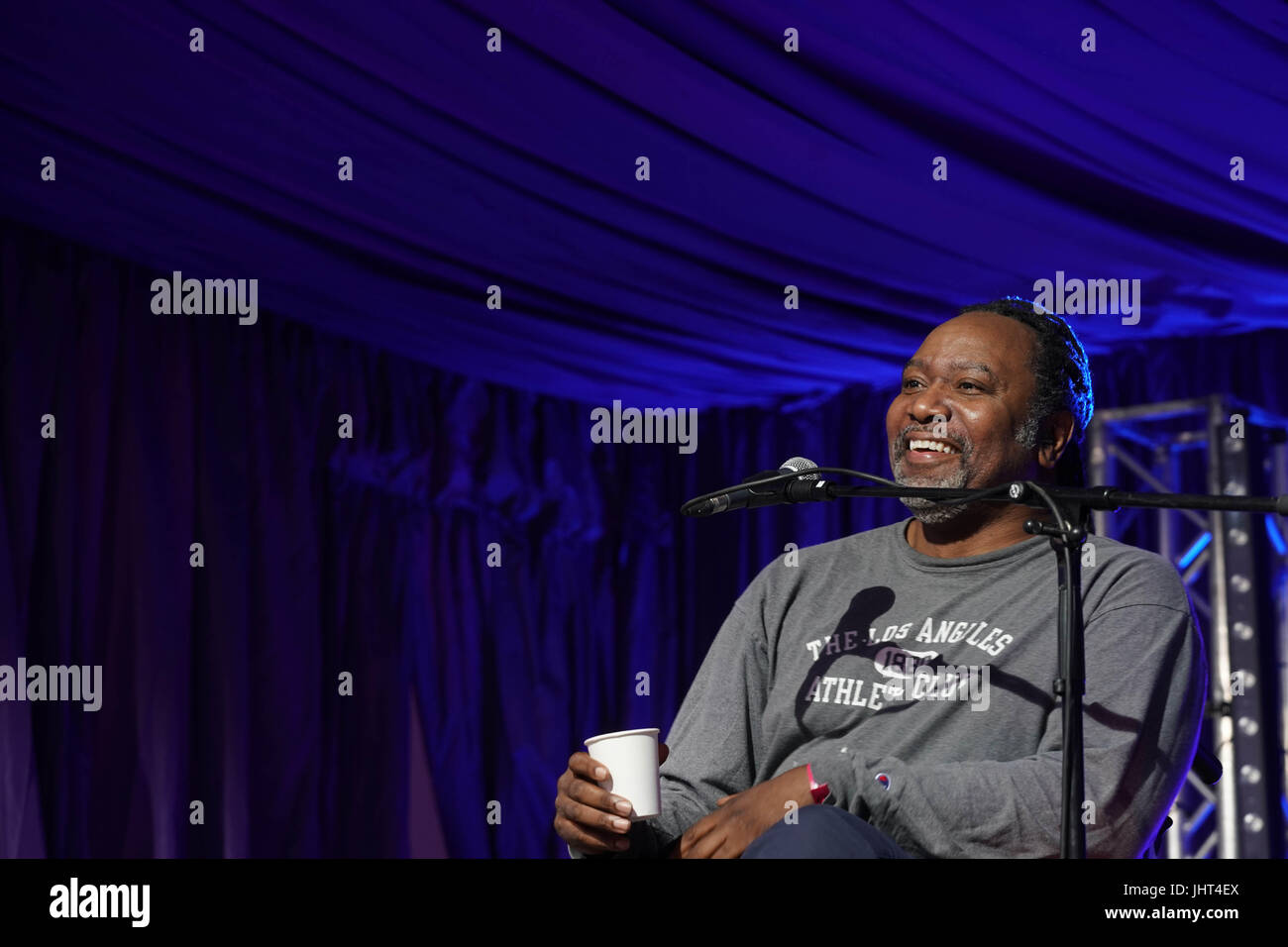 En Suffolk, Reino Unido. El 15 de julio, 2017. Reginald D Hunter interpretando en vivo en el escenario de la comedia en el 2017 Latitude festival en Southwold Henham Park, en el condado de Suffolk. Foto Fecha: Sábado, 15 de julio de 2017. Crédito de la foto debe leer: Roger Garfield/Alamy Live News. Foto de stock