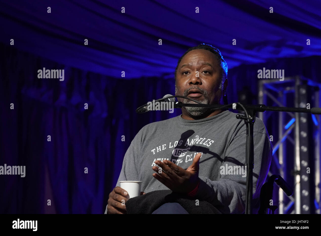 En Suffolk, Reino Unido. El 15 de julio, 2017. Reginald D Hunter interpretando en vivo en el escenario de la comedia en el 2017 Latitude festival en Southwold Henham Park, en el condado de Suffolk. Foto Fecha: Sábado, 15 de julio de 2017. Crédito de la foto debe leer: Roger Garfield/Alamy Live News. Foto de stock