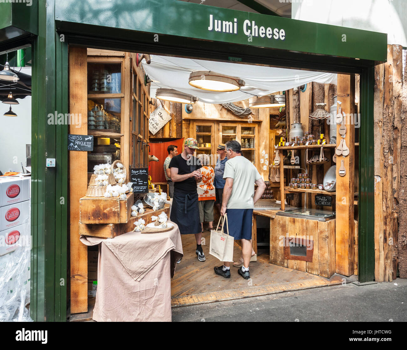 Jumi, un especialista de queso El queso se atasque en el mercado Borough Market, el histórico mercado de alimentos especializados en Southwark, Londres, Inglaterra, Reino Unido. Foto de stock