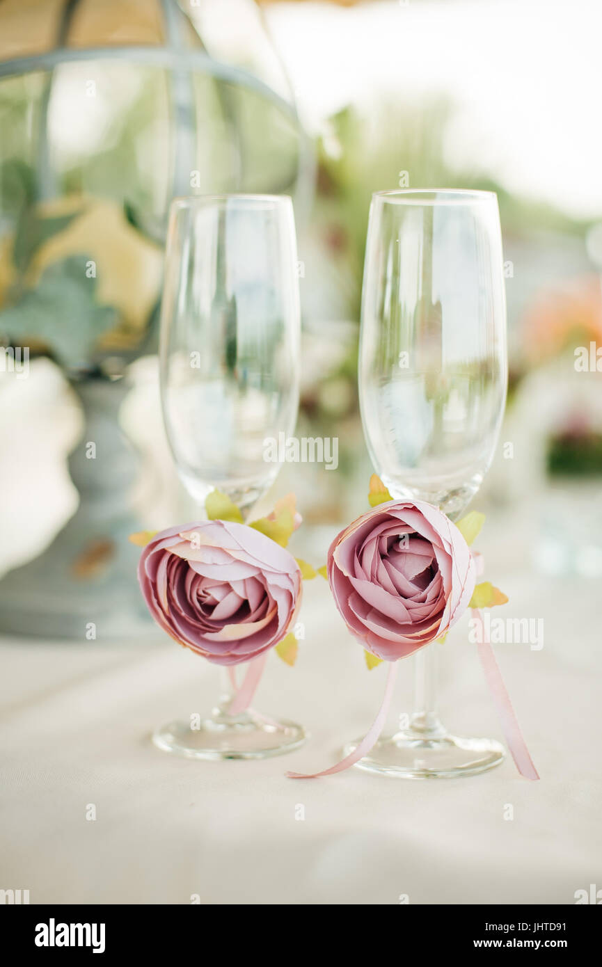 Dos copas para novios novia decorado con hermosas rosas de pie en la tabla  de boda. Cerrar Fotografía de stock - Alamy