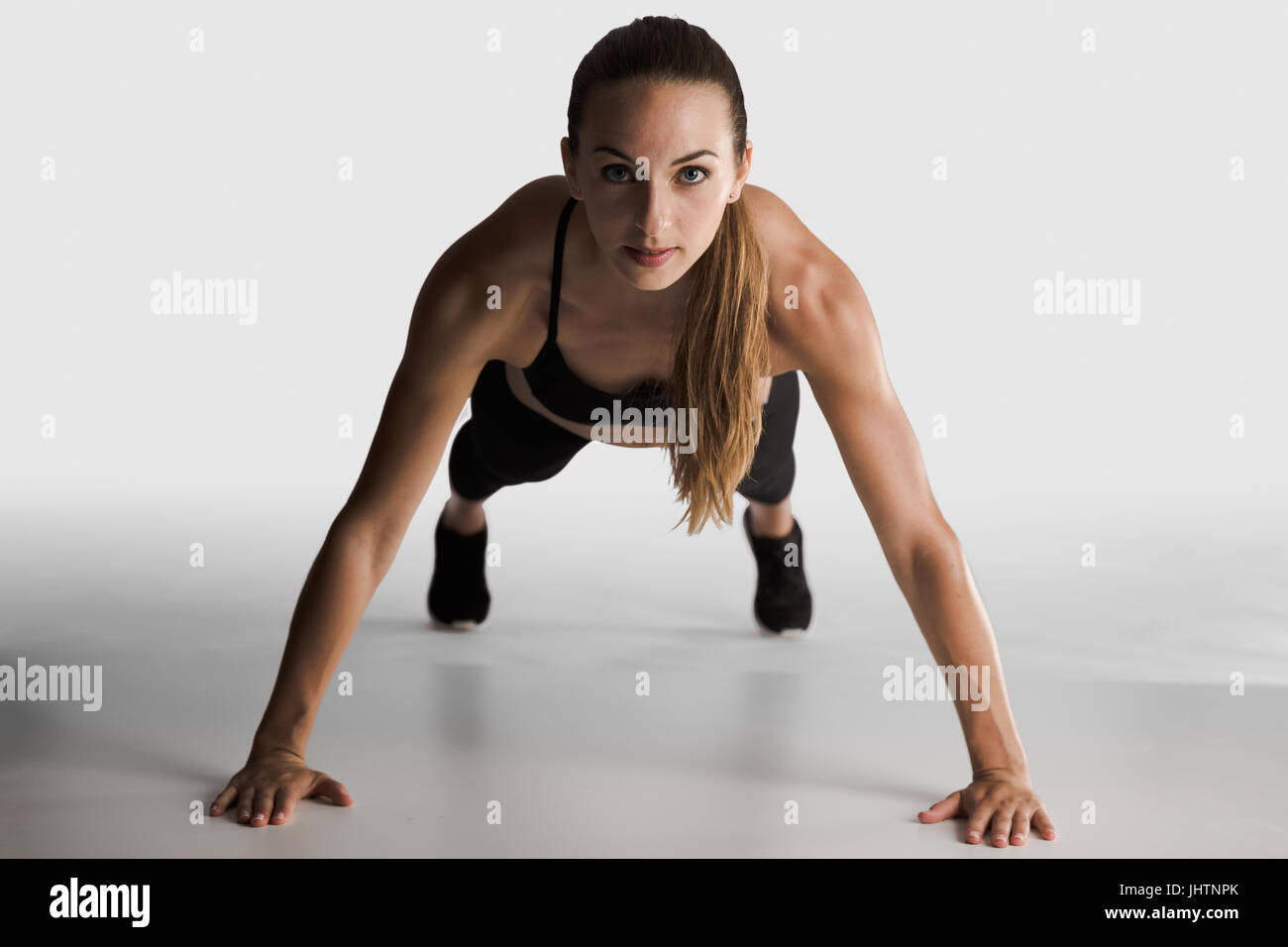 Mujer Deportiva De La Aptitud Que Muestra Su Cuerpo Bien Entrenado