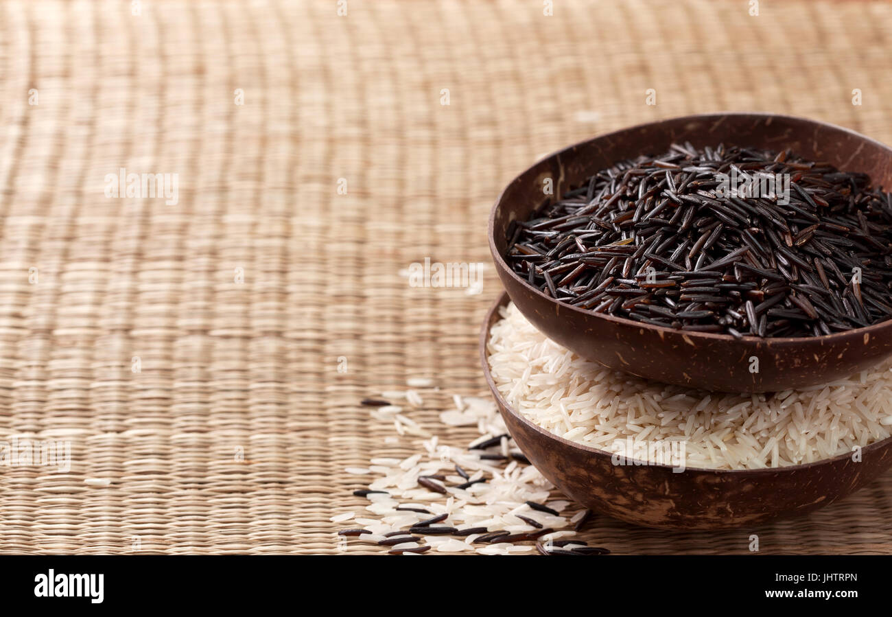Negro y el arroz Basmati arroz salvaje en tazones sobre un fondo de