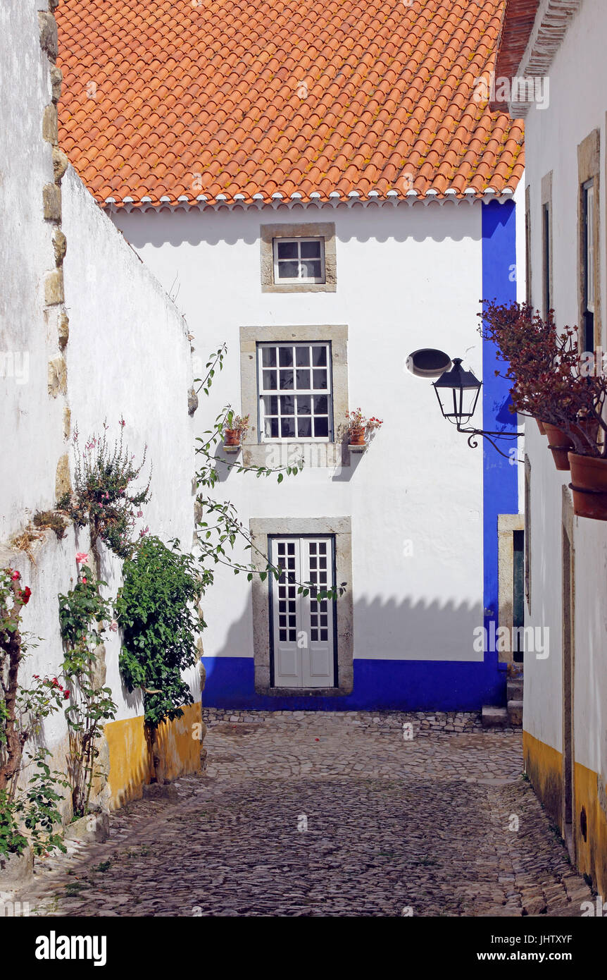 Sus estrechas calles empedradas pueblo blanco de Obidos Extremadura Portugal Foto de stock