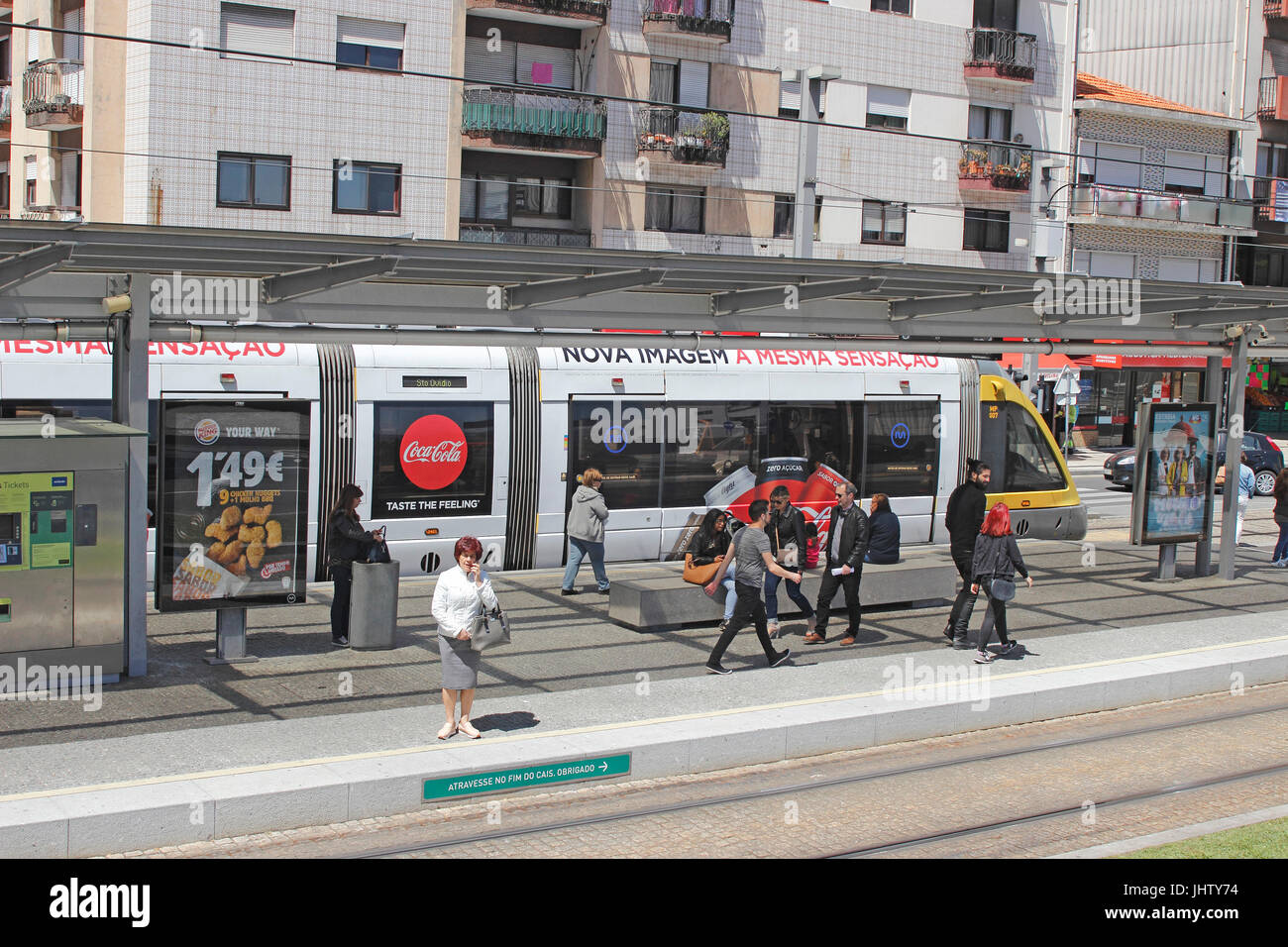 Metro parada de trolebús en Vila Nova da Gaia cruzando el Río Duero desde Porto Portugal Foto de stock