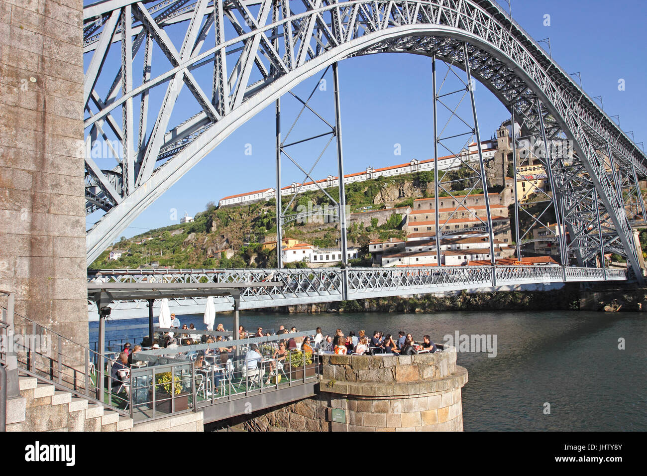 Café en las murallas del Ponte de Dom Luis I Puente sobre el río Duero en Porto Portugal Foto de stock