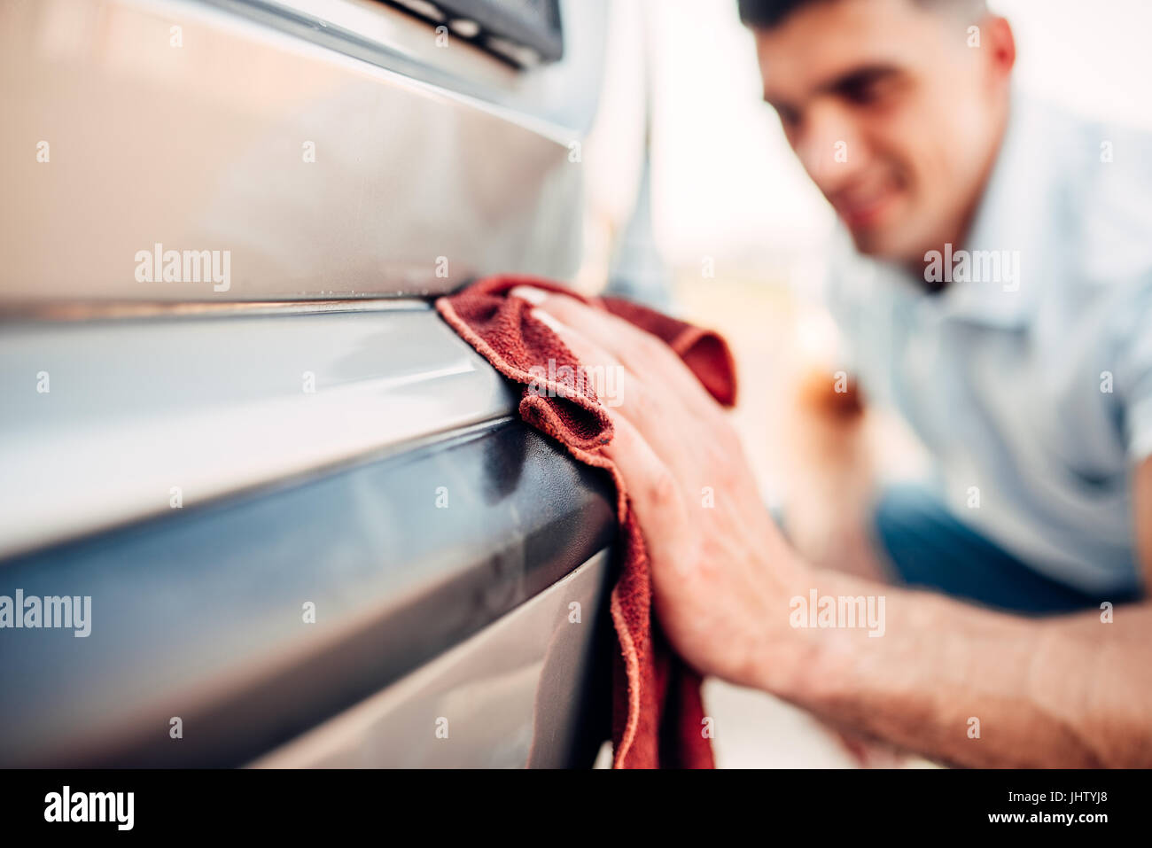 Hombre trabajando para pulir, recubrimiento de coches. El pulido del coche  ayudará a eliminar los contaminantes en la superficie del coche.encerar el  coche superficie c Fotografía de stock - Alamy