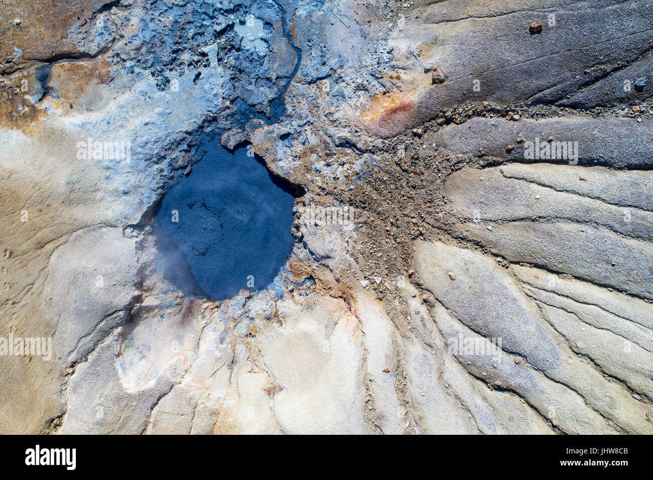 Imagen aérea de una zona geotérmica en Islandia con increíbles colores Foto de stock