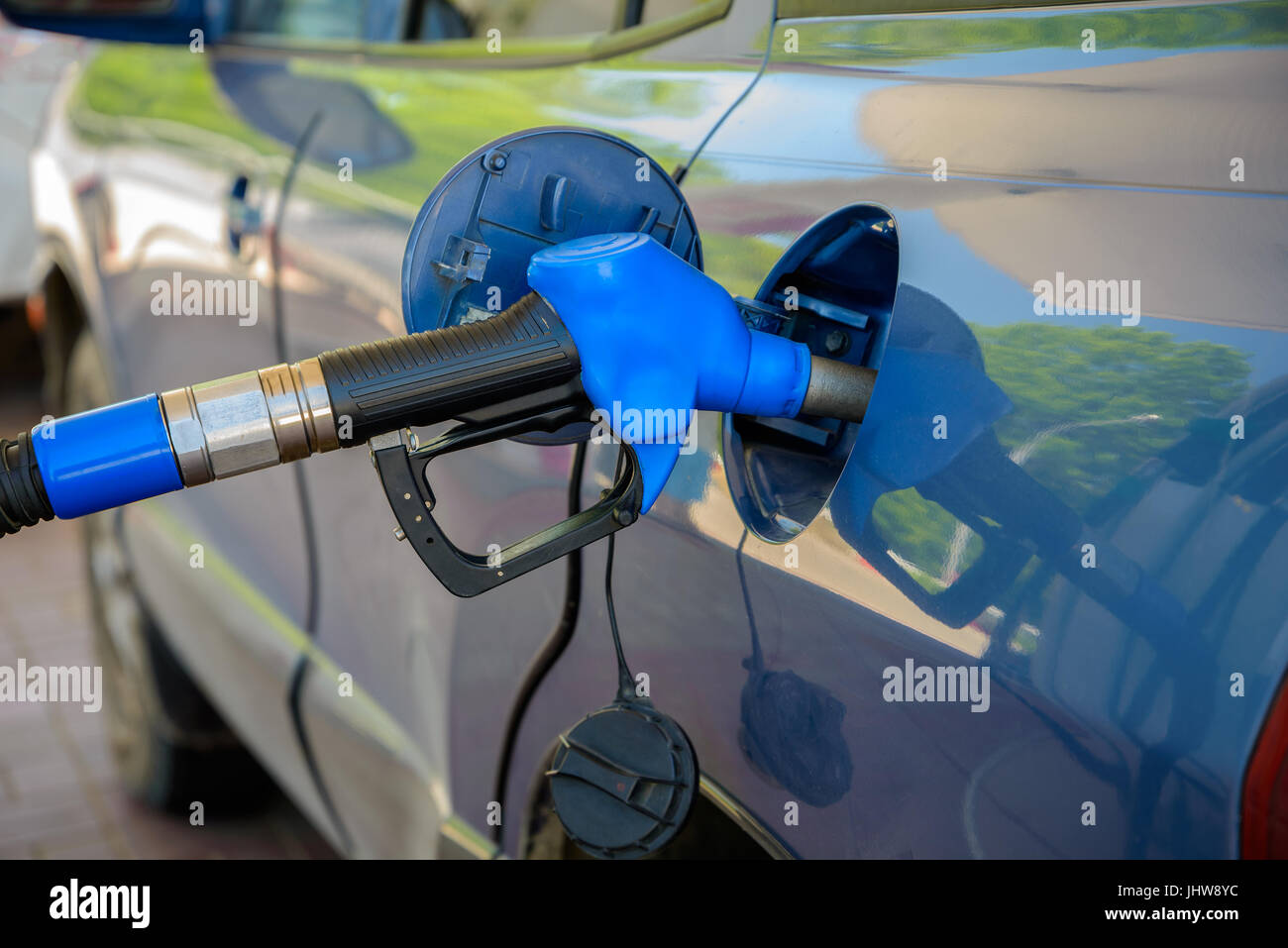 El coche está alimentado con gasolina en las estaciones de gas Foto de stock