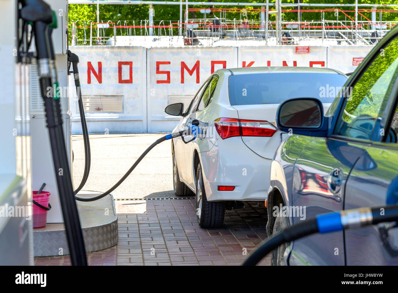 El coche está alimentado con gasolina en las estaciones de gas Foto de stock