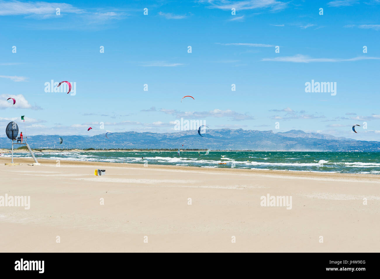 El windsurf y el kitesurf off Riumar Deltebre, playa, cerca del Parc Natural del Delta de l'Ebre, Castellón, España oriental Foto de stock