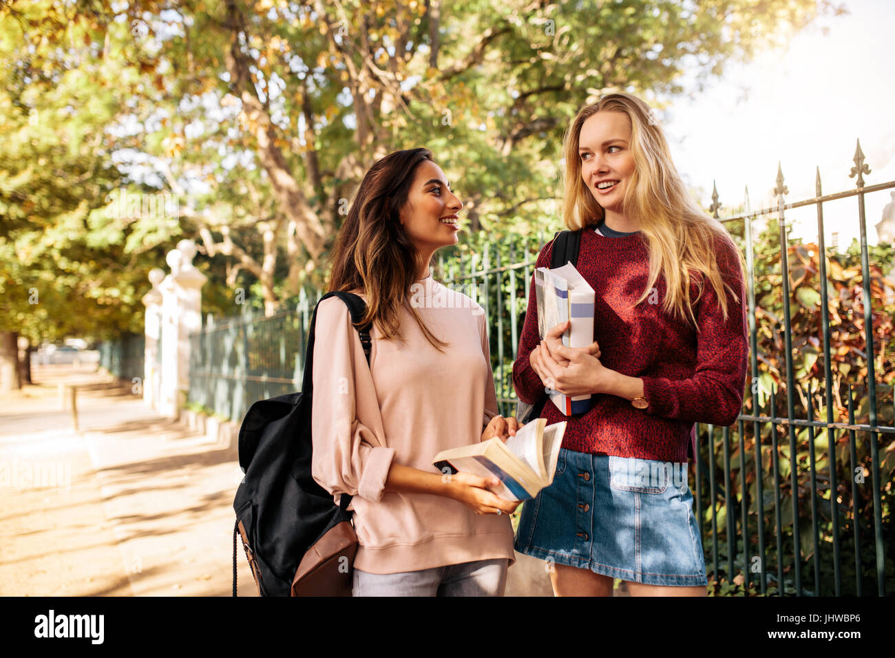 Mujeres caminando afuera fotografías e imágenes de alta resolución - Alamy