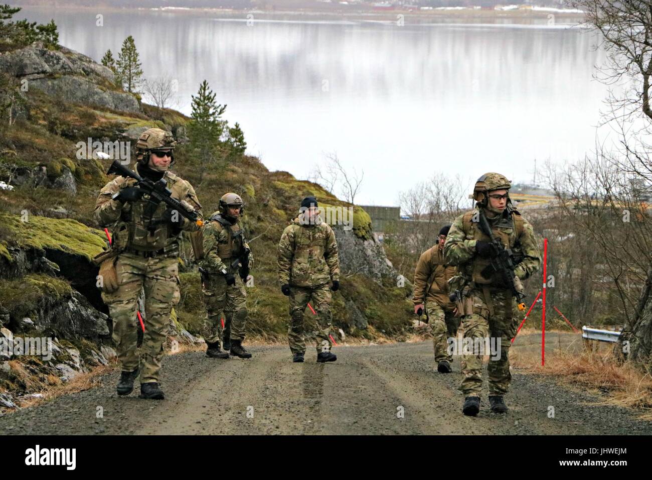 Operación especial de EE.UU. commandos conducta desmontados contra-dispositivo explosivo improvisado operaciones durante el ejercicio especialista Ártico Febrero 14, 2017 en Ramsund, Noruega. (Foto por Seth Wartak via Planetpix) Foto de stock