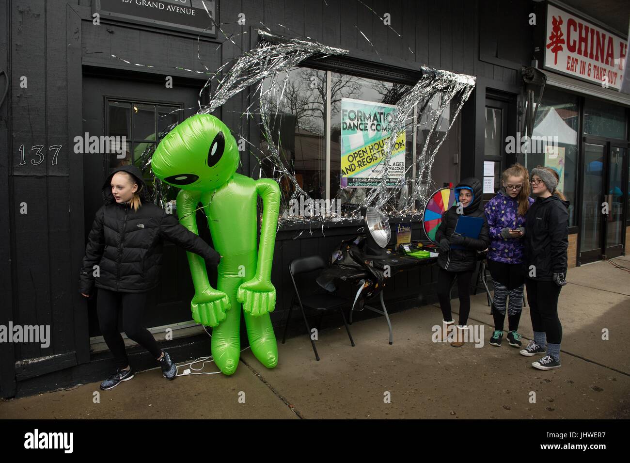 Inflatable alien fotografías e imágenes de alta resolución - Alamy