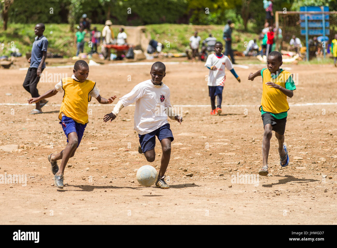 Los Ninos Del Barrio Pobre De Kibera Jugando Al Futbol En Un Tono Polvoriento Nairobi Kenia Fotografia De Stock Alamy