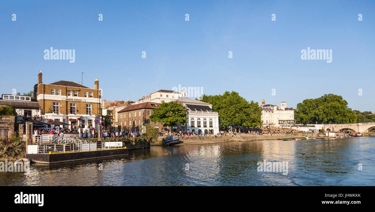 Una tarde de verano a orillas del río Támesis, Richmond Upon Thames, Londres. Los caminantes y los clientes de la Cruz Blanca Pub, Slug & Lechuga restaura Foto de stock