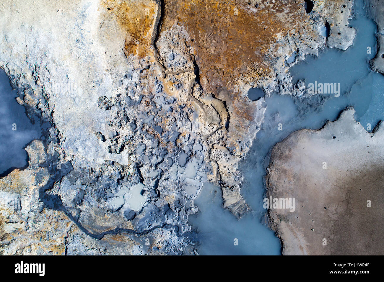 Imagen aérea de una zona geotérmica en Islandia con increíbles colores Foto de stock