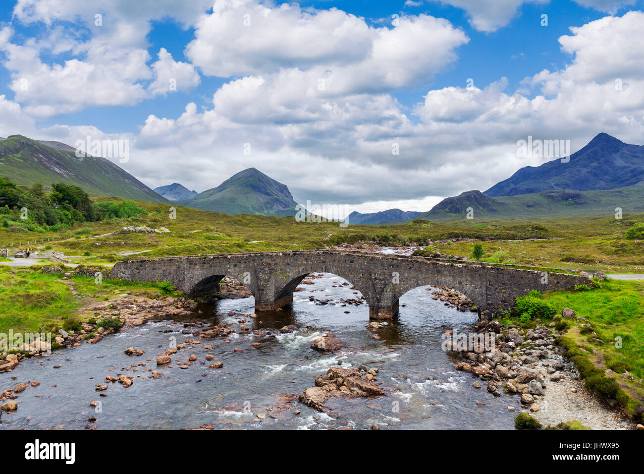 Puente Viejo Sligachan mirando hacia la cordillera Cuillin, Isla de Skye, Highland, Scotland, Reino Unido Foto de stock