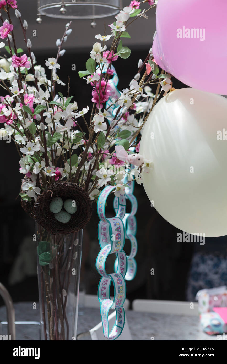 Feliz Cumpleaños decoraciones en color rosa con globos Fotografía de stock  - Alamy