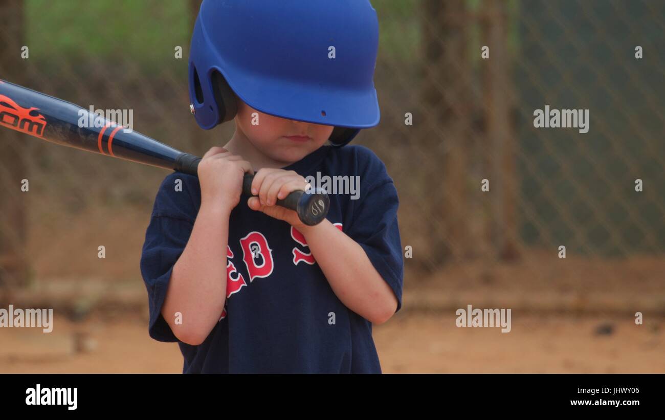 Niños jugando béisbol fotografías e imágenes de alta resolución - Alamy