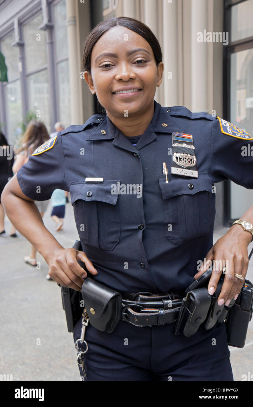 Retrato de una hermosa mujer policía de la ciudad de Nueva York en una feria callejera en Astor Place en Greenwich Village, Nueva York. Foto de stock