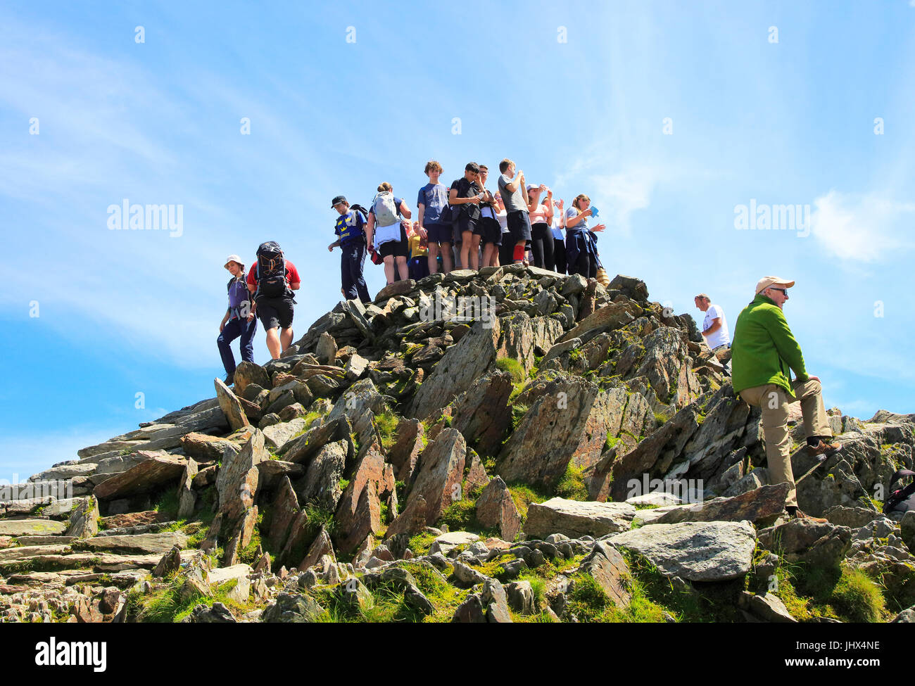 Caminantes multitud en el punto cumbre, el Monte Snowdon, Gwynedd, Snowdonia, al norte de Gales, Reino Unido Foto de stock