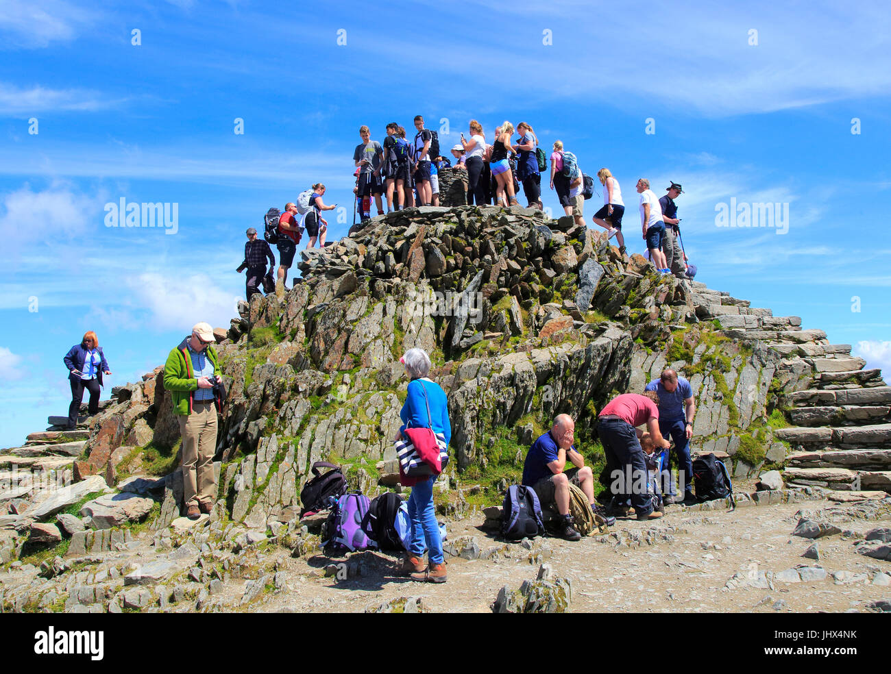 Caminantes multitud en el punto cumbre, el Monte Snowdon, Gwynedd, Snowdonia, al norte de Gales, Reino Unido Foto de stock