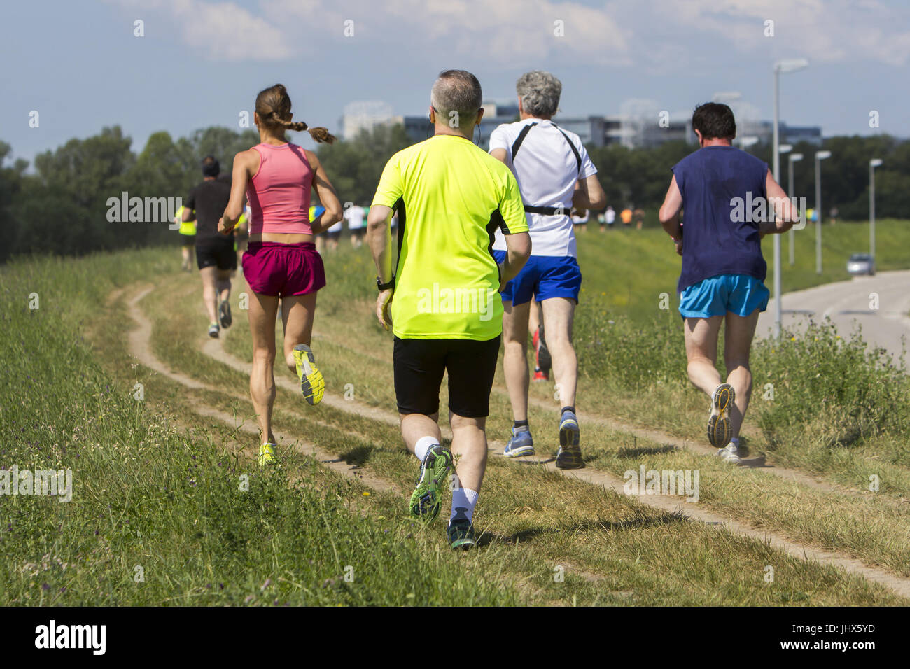 Grupo de jóvenes al aire libre corriendo maratón cross-country Foto de stock