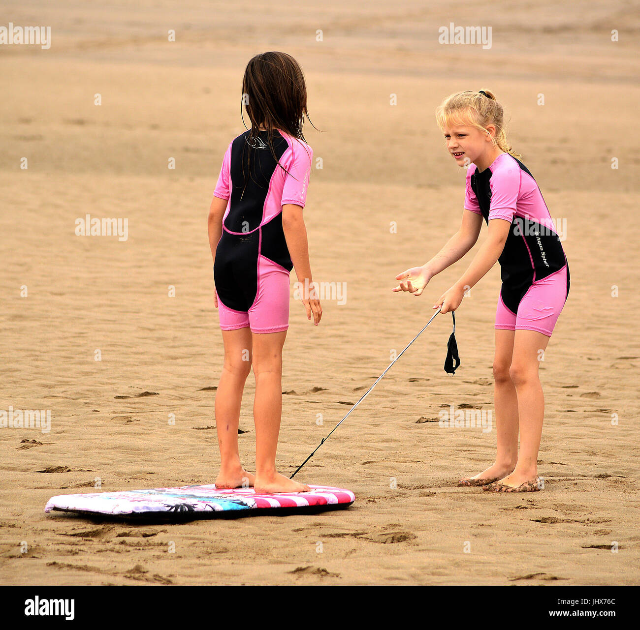 Niños con trajes de baño rosados fotografías e imágenes de alta resolución  - Alamy