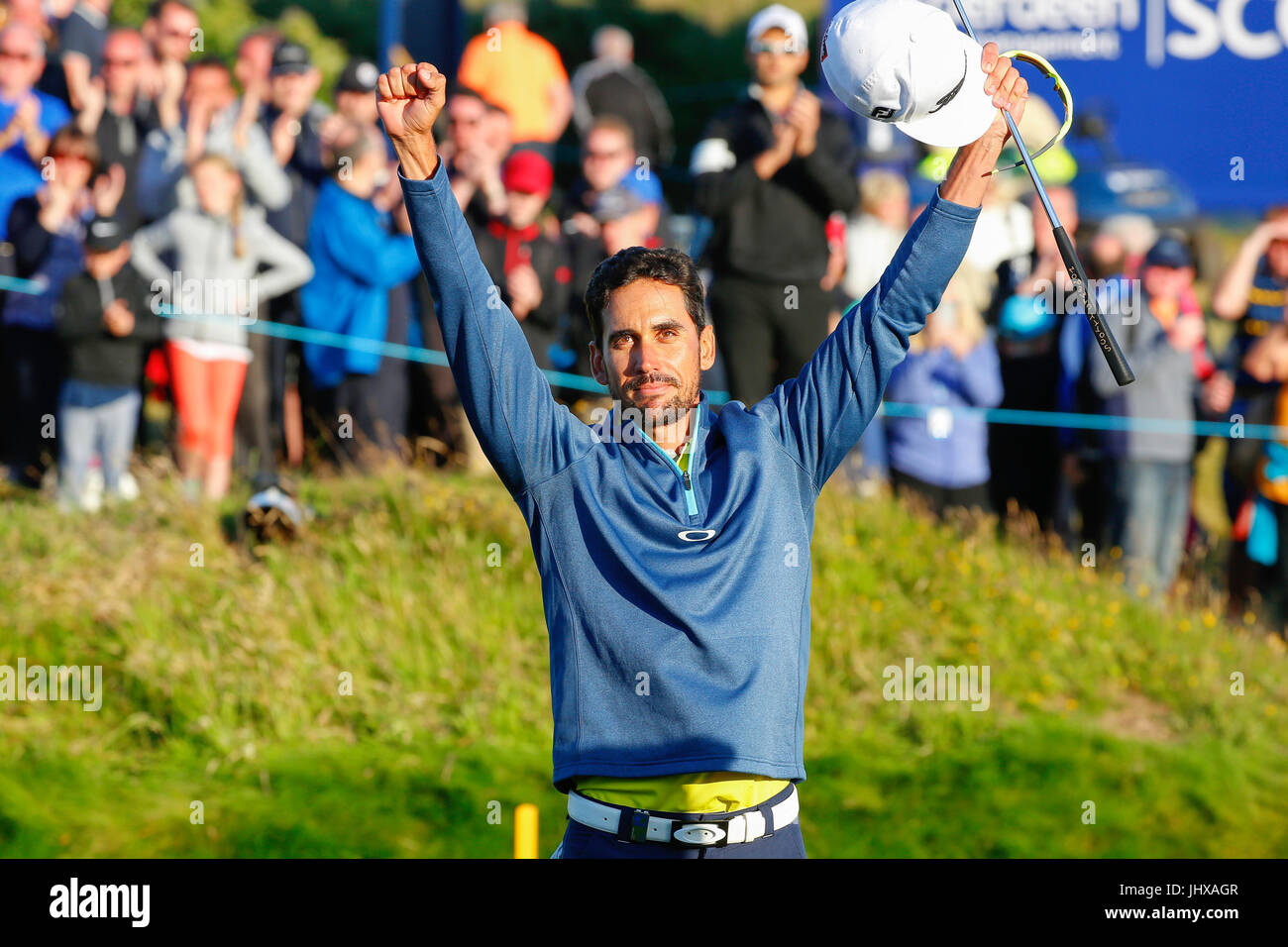 Irvine, en Ayrshire, Escocia, Reino Unido. 16 de julio de 2017. RAFA CABRERA BELLO de España, gana el 2017 Aberdeen Asset Management Scottish Open de Golf más enlaces Dundonald, Ayrshire, Escocia después de un emocionante play off contra CALLUM SHINKWIN desde Inglaterra a través de un orificio extra. Crédito: Findlay/Alamy Live News Foto de stock