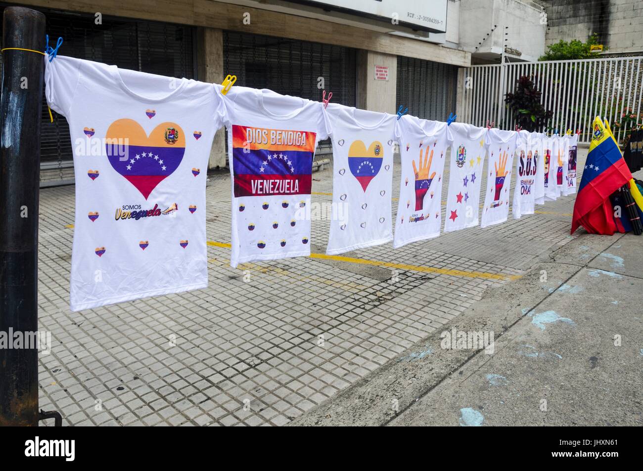 Venta de trapos y camisetas con la bandera de Venezuela. Manifestantes de  la oposición reunidos en la autopista Francisco Fajardo, cerca de Francisco  de Miranda, un Fotografía de stock - Alamy