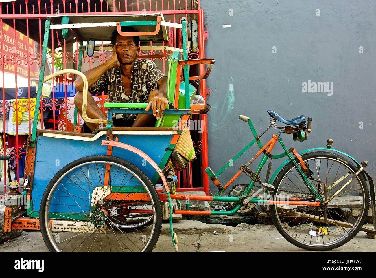 Cyclo-taxi rider, Makassar en Sulawesi del Sur, Indonesia Foto de stock