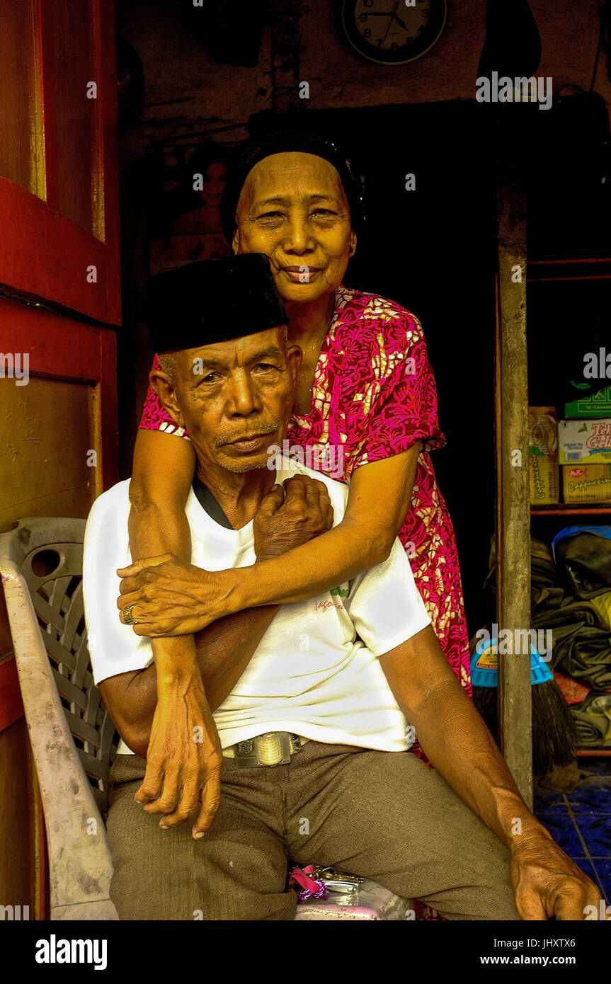 Ancianos pareja musulmana, Makassar, Sulawesi meridional, en Indonesia. Foto de stock