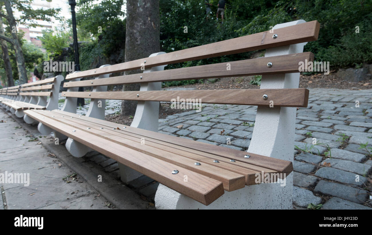 Los bancos del parque de la ciudad de cemento, madera, tranquilidad, luz diurna Foto de stock